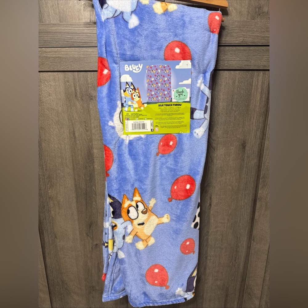 New Keepy Uppy Bluey Bingo Lila & Chloe 50 "x 70" Blue Soft Plush Blanket Hanger
